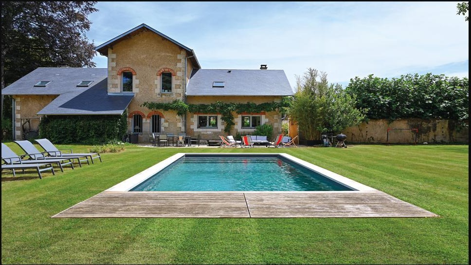Piscina clásica en finca de piedra