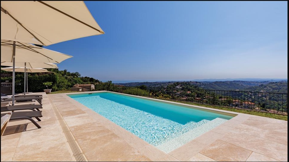 Piscina infinity con vista panorámica