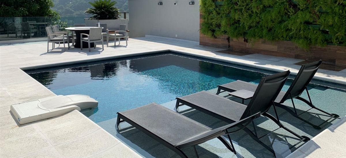 Piscina en rooftop con jardín vertical